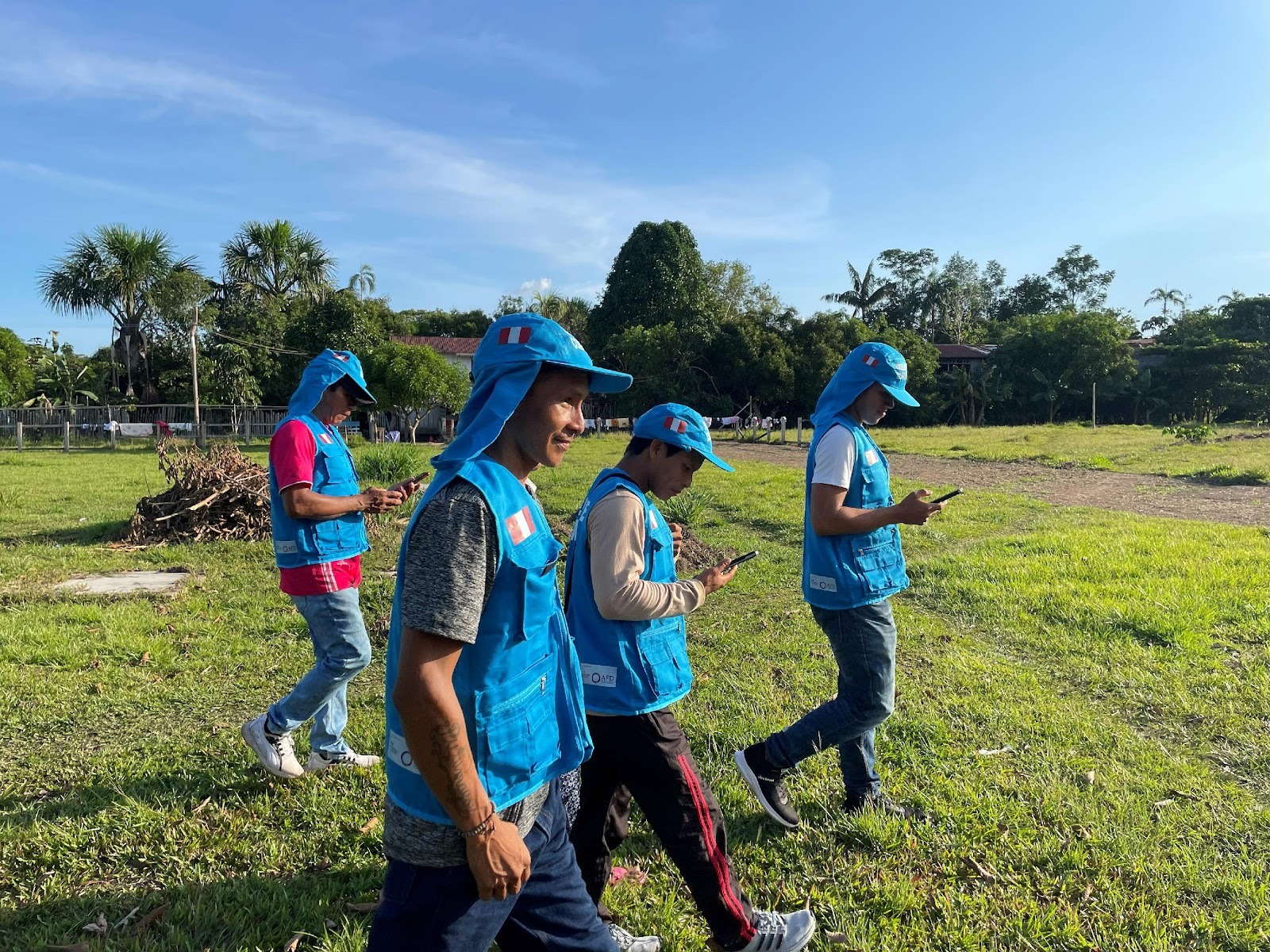 Un grupo de personas de pie sobre pasto

El contenido generado por IA puede ser incorrecto.