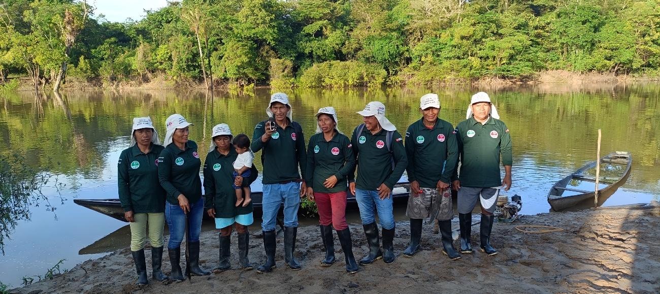 Un par de personas de pie sobre superficie terrosa

El contenido generado por IA puede ser incorrecto.